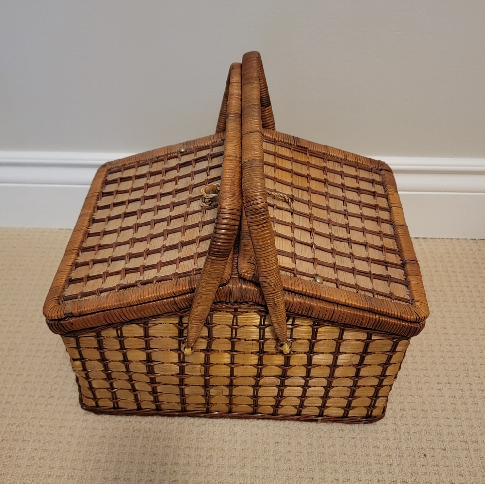 WICKER PICNIC BASKET